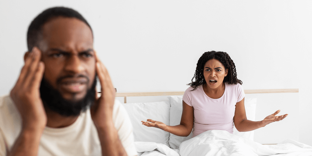 ベッドの上で怒る妻