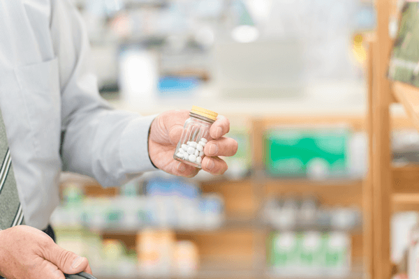 精力剤を選ぶ男性