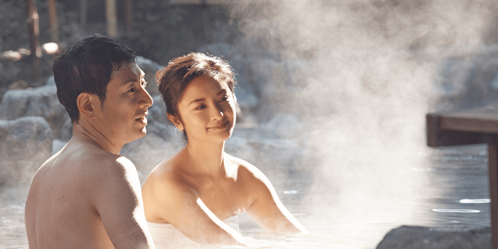 一緒に温泉に入る夫婦