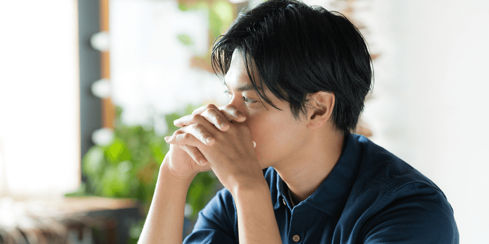 心配事をする男性