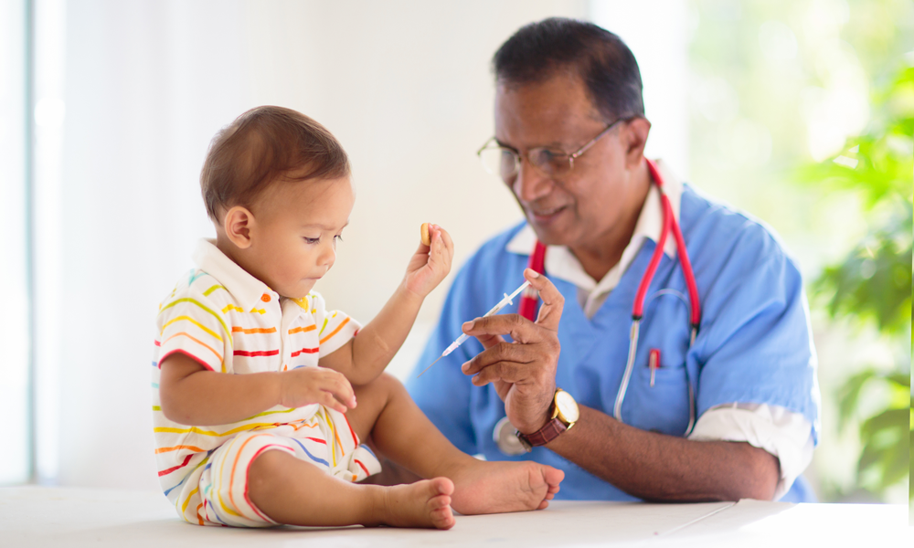 医師による治療を受けるインドの子供