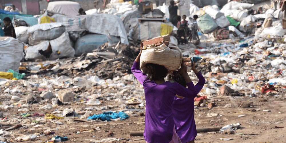 インドのスラム街を歩く少女