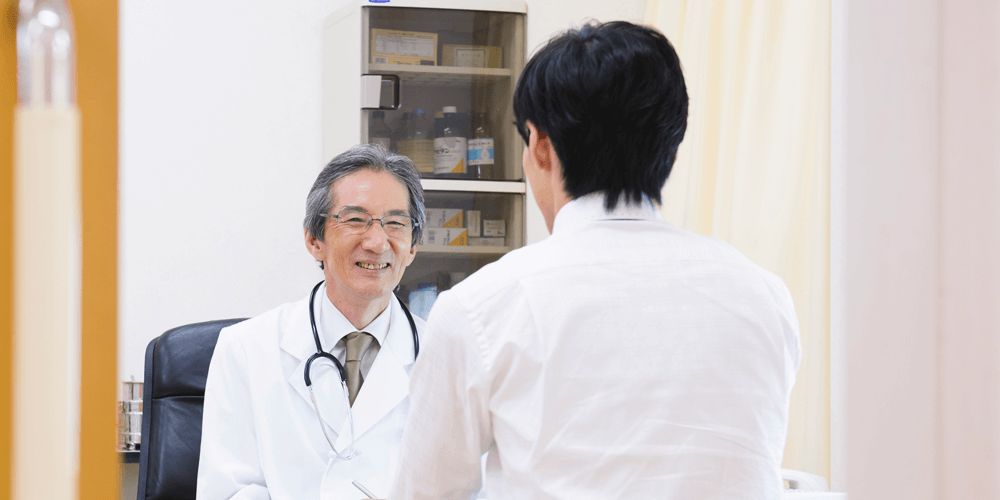 診察を受ける男性