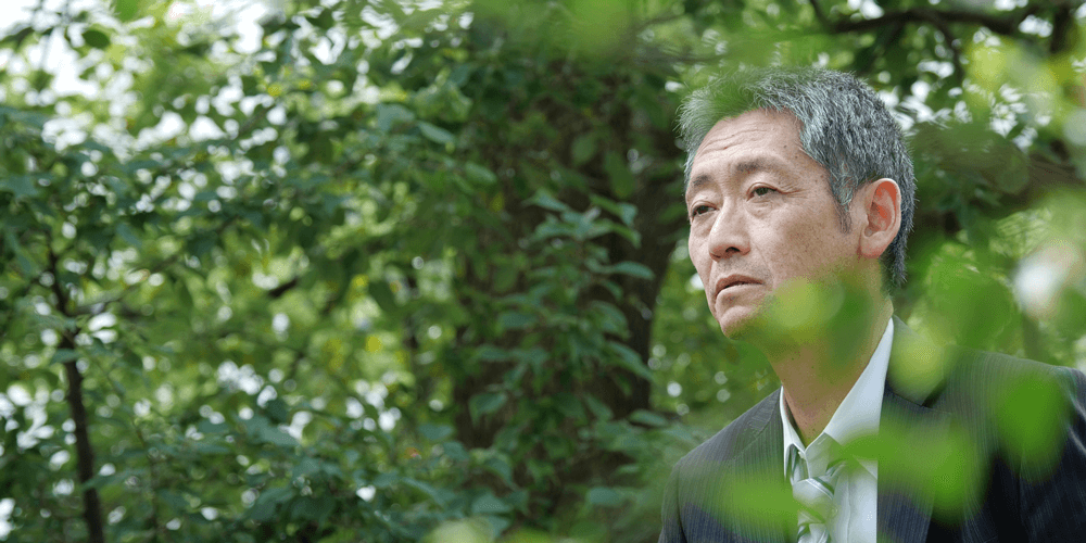 公園を徘徊する認知症の男性