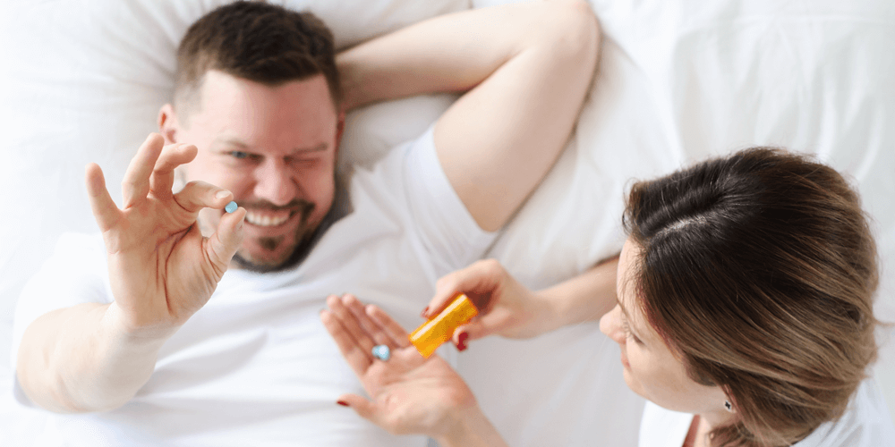 バイアグラを服用することをパートナーに伝える男性