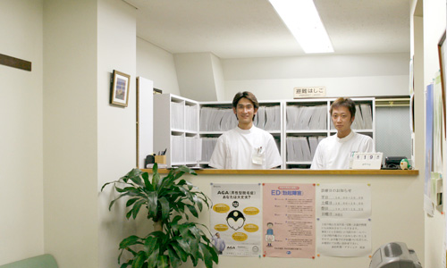 ホスピタリティを大切にする受付スタッフの様子