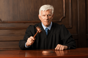 ガベルを叩く裁判官