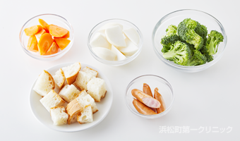 食材を切り分ける