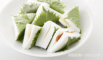 はんぺんに具材をはさむ