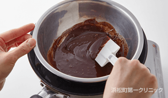 生クリームを湯煎にかける