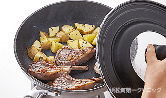 ラム肉を焼く