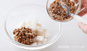 材料を混ぜ合わせる。