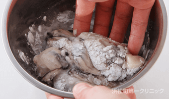 片栗粉をまぶす